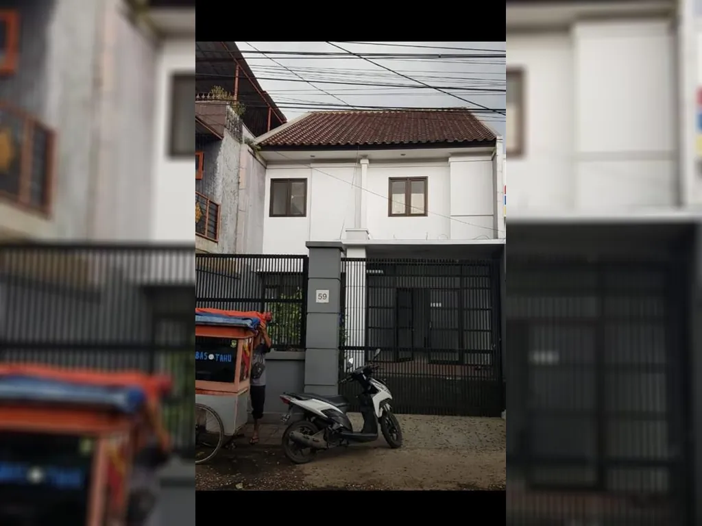rumah pinggir jalan cigadung Bandung.jpg